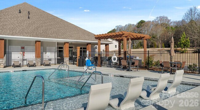 Photo - 525 Wayforth Rd NW