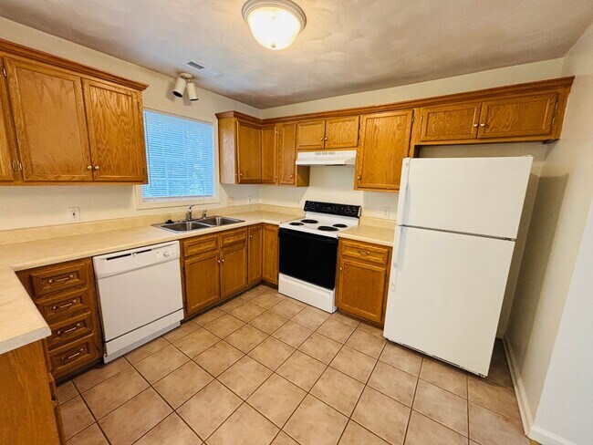 Photo - 765 E Main St