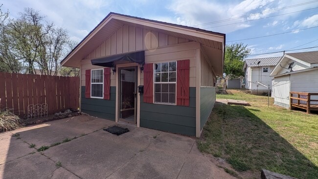 Building Photo - 317 1/2 W Dill