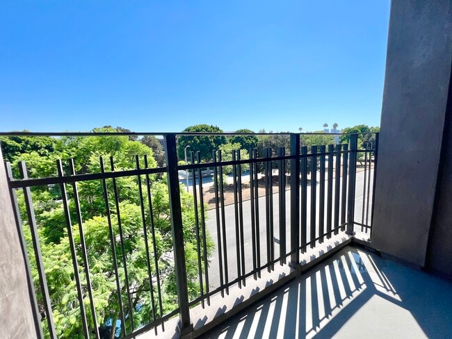 Photo - 8813 Burton Way Unidad 308