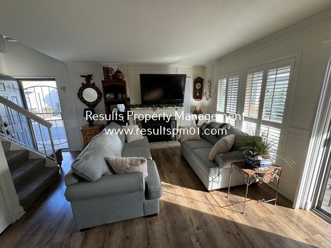 Building Photo - Hidden Roseville 3 Bed 2.5 Bath Gem