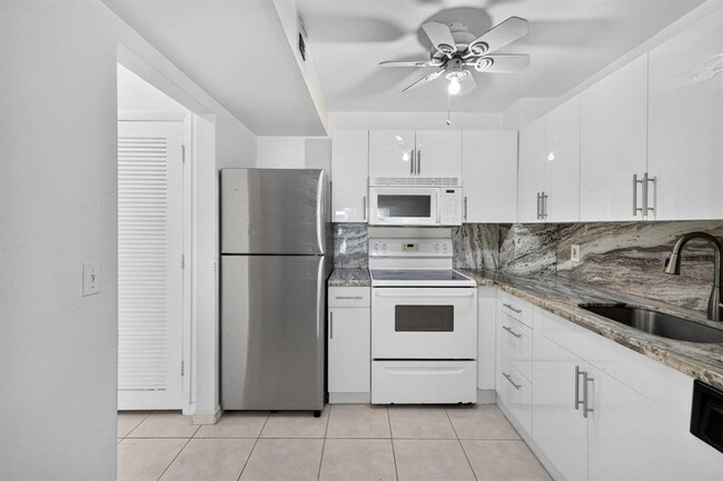 Building Photo - 660 Tennis Club Dr Unit 303