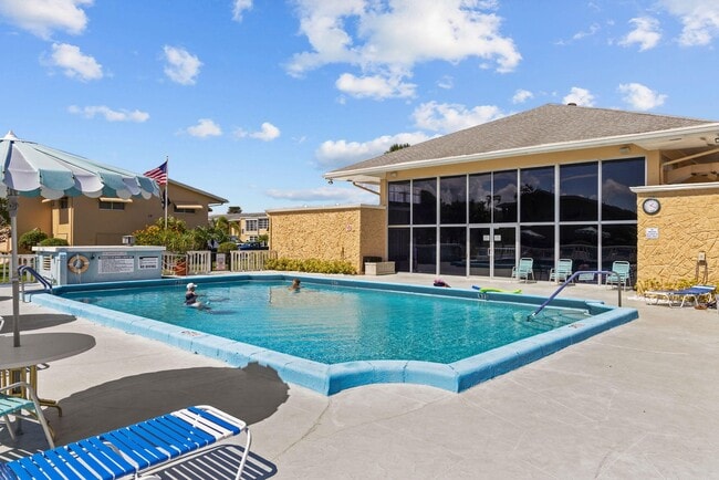 Building Photo - 2111 NE 1st Ct Unit 203