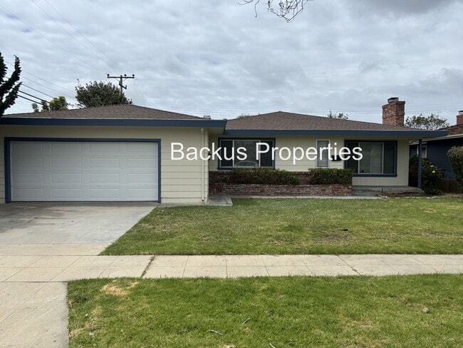 Building Photo - Great one level three bedroom home in South Salinas