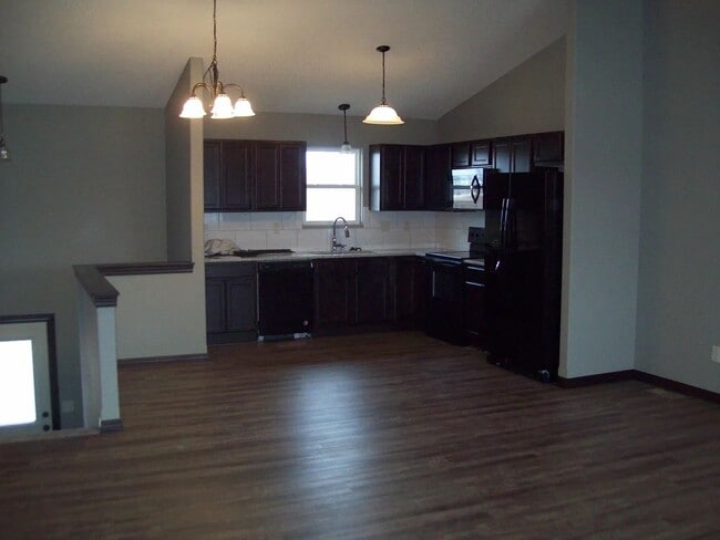 Building Photo - 5350 N Cypress Dr Unit 5350 N CYPRESS