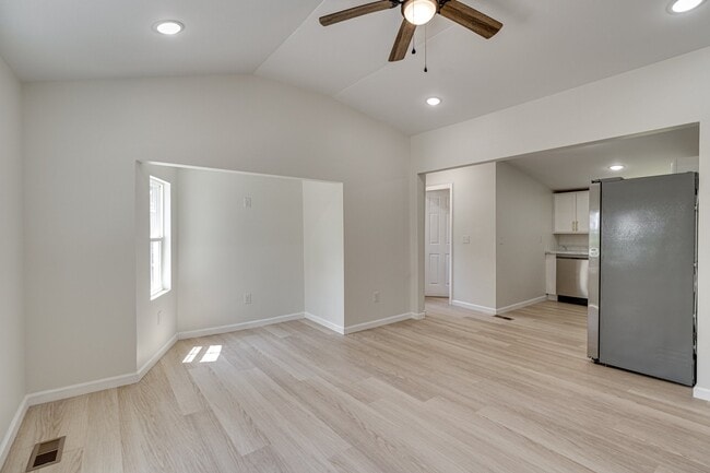 Photo - 887 Kinsey St