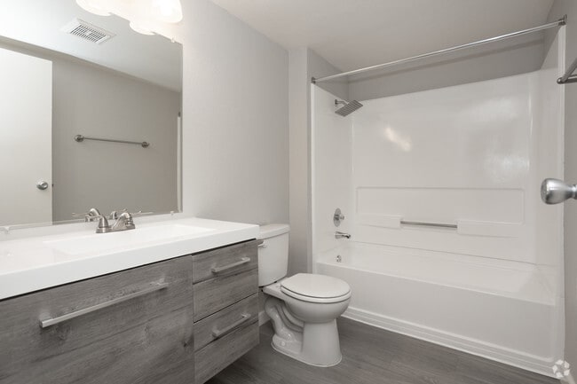 2BR, 2BA - 986 SF