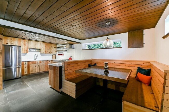 9686 Princess Dr
