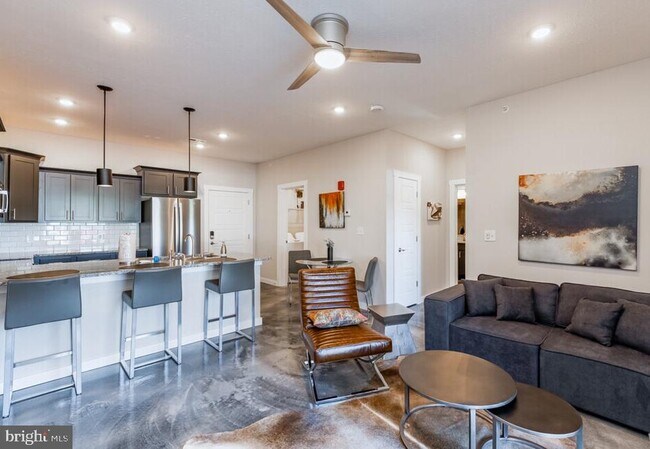Photo - 102 Bloomfield Ln