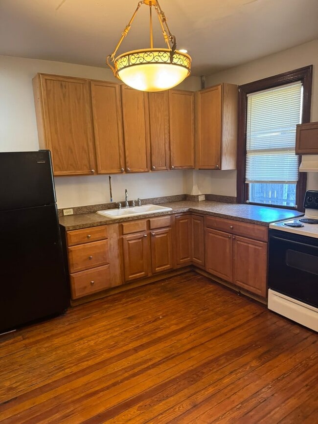 Building Photo - 4 bedroom, 1 bath, 3 story half double house