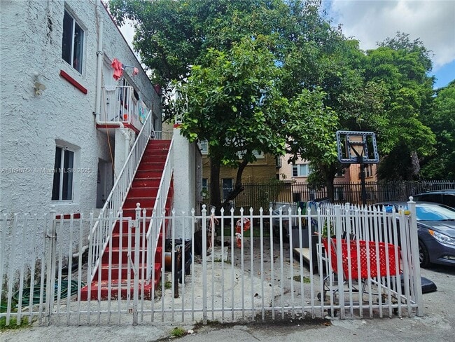 Photo - 977 SW 5th St Unidad 3