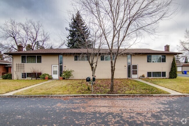 Building Photo - Spacious 3 bedrooms and 2 bathrooms Duplex... Rental