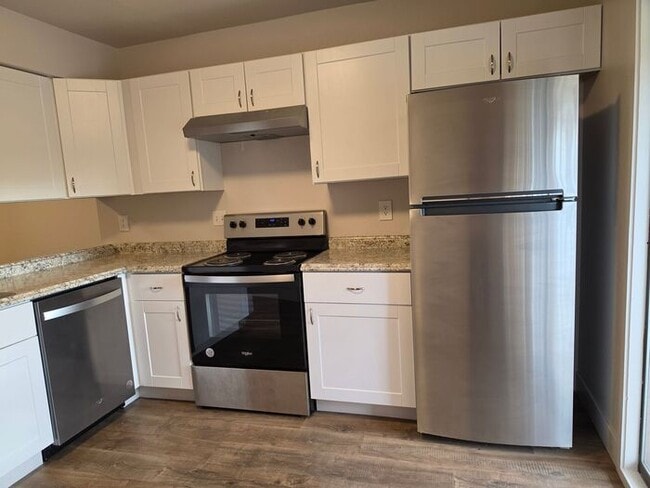 Clean upstairs 2 bedr.1 bath condo