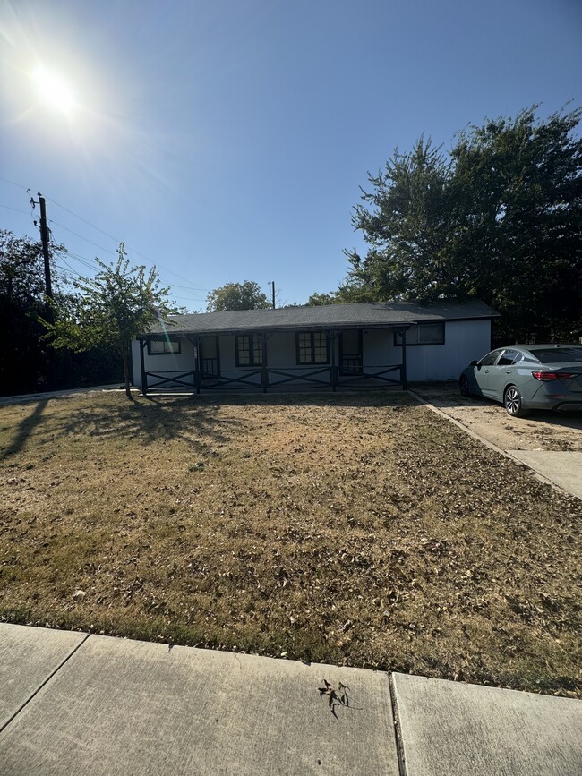 Photo - 405 N Burleson St