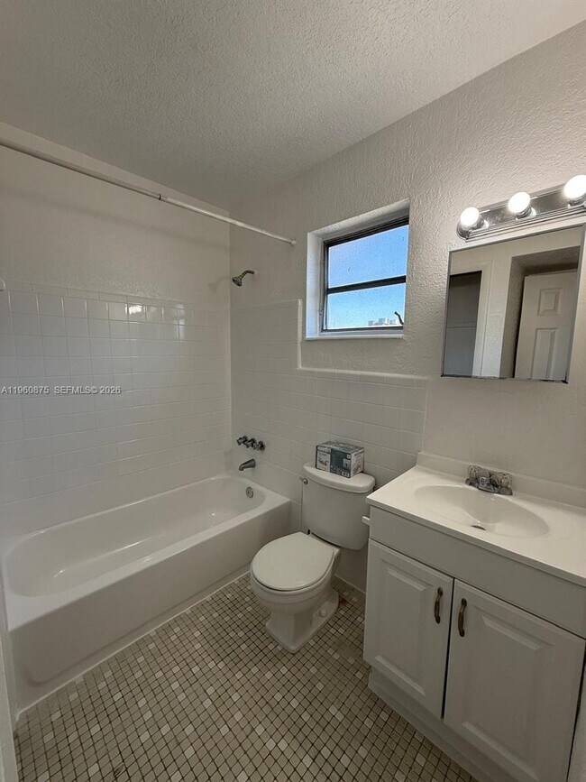 Photo - 16851 NE 18th Ave Unidad 201