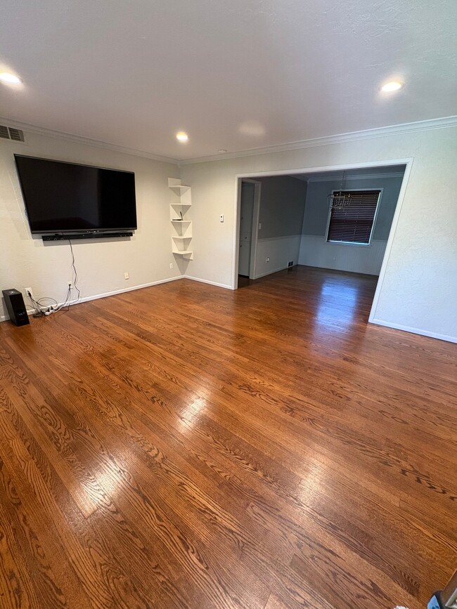 Photo - 220 Tullahoma Dr