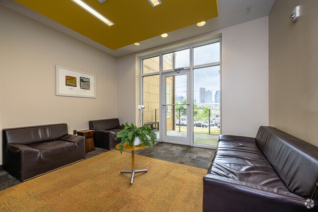 Zona de estar del segundo piso - King Rampart Senior Living (Ages 55+ ONLY)