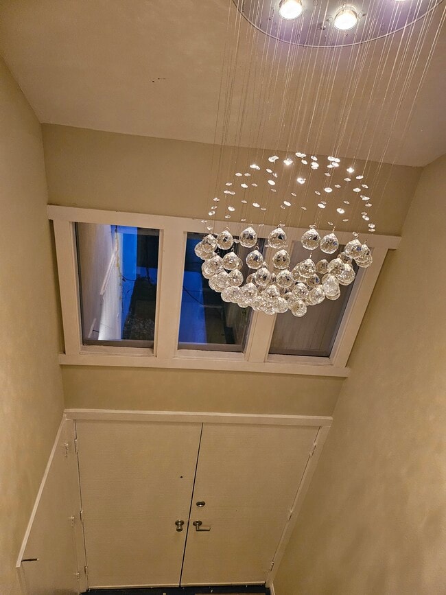 Vista desde la planta superior de la lámpara de araña sobre el vestíbulo. - 17631 Mapes Ave