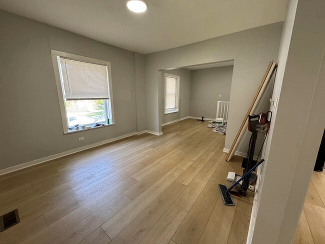 Photo - 1623 W 61st St