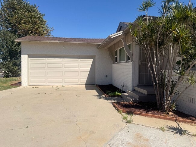 Building Photo - Charming Single Story!