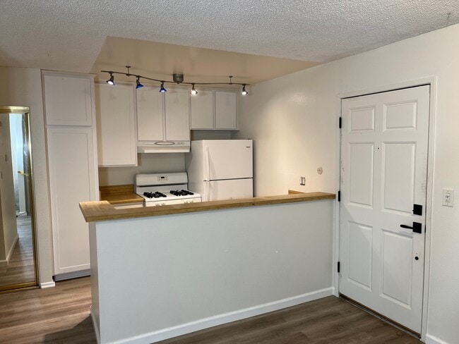 Building Photo - 18645 Hatteras St Unit 109