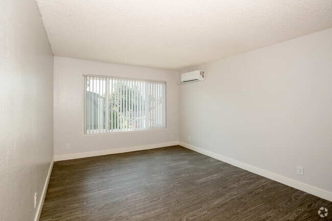 2BR, 1BA - 850SF