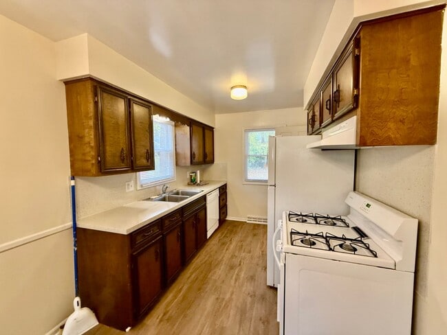 Photo - 2 Bedroom Duplex In Wyoming Available December 1st Unidad 3716 Groveland