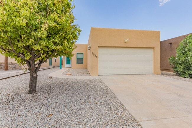 Building Photo - Beautiful 3 Bedroom/2 Bath Home