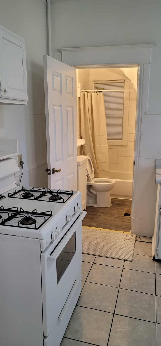 Building Photo - 585 Case Ave Unit 1