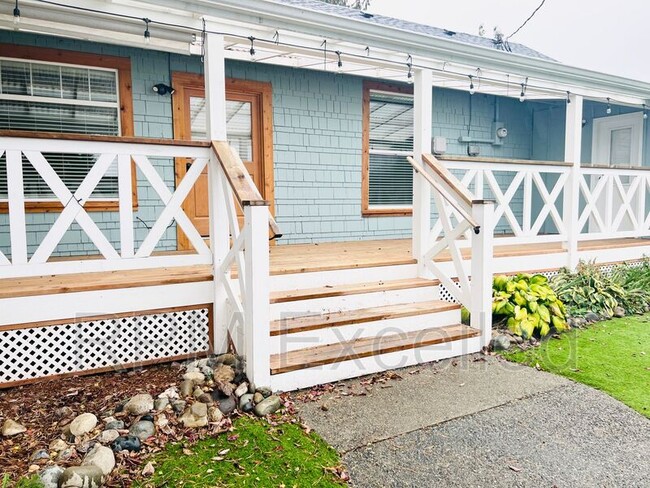 Photo - 1528 Steele Ave