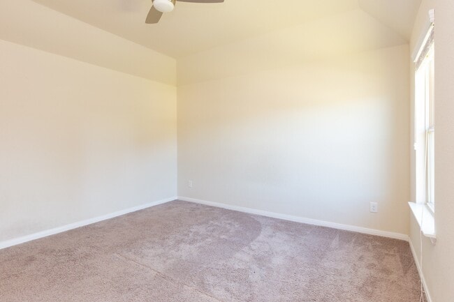 Building Photo - 10 Log House Ct