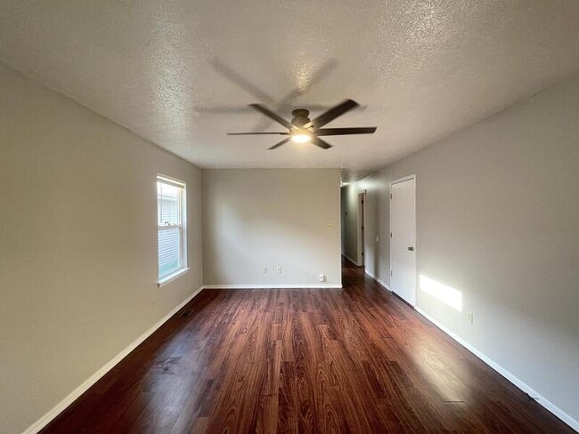 Photo - 942 W 25th St