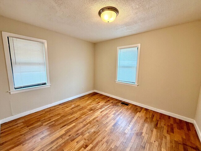 Photo - 1325 W 24TH St S