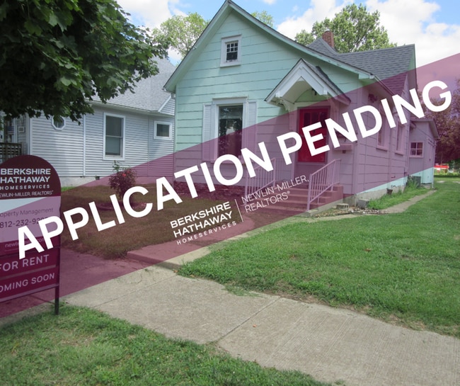 Building Photo - 3 Bedroom House w/Detached Garage!!!