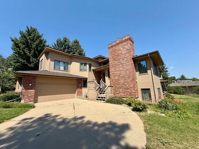 Building Photo - 2620 Briarwood Dr