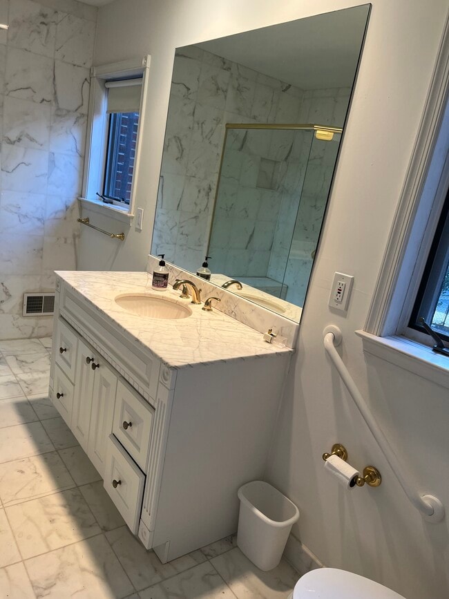 Main floor full bath - 8904 Grant St