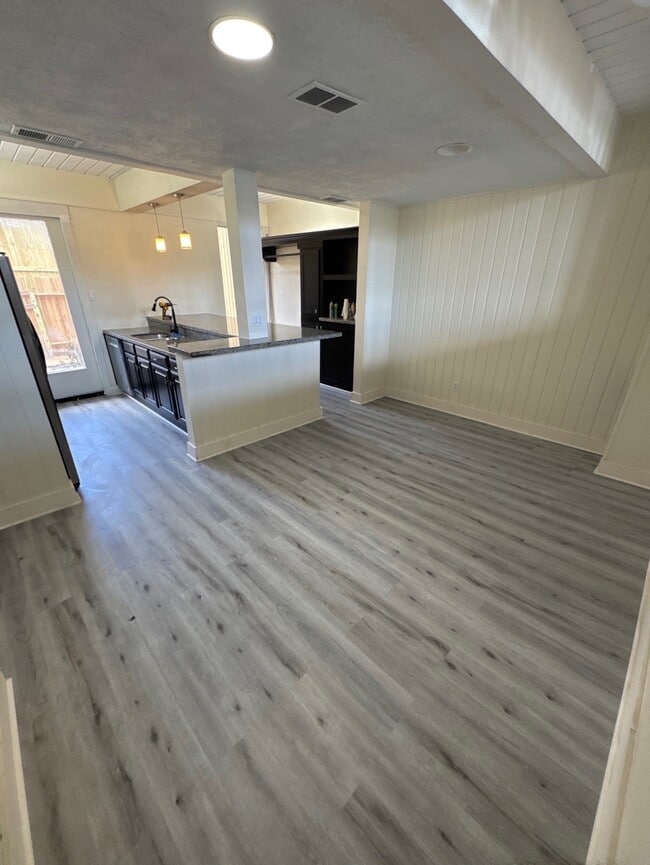 Photo - 27 Lakeway St