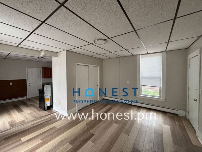 Building Photo - 9 Maple St Unit 2