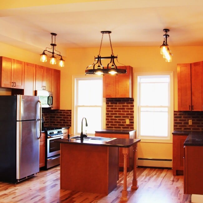 Building Photo - 26 Cedar St Unit 26 Cedar St THREE BEDROOM AVAILABLE MARCH 1ST