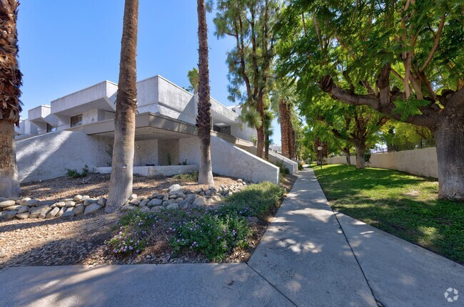 Building Photo - BEAUTIFUL PALM SPRINGS CONDO 2 BED 2 BATH ...