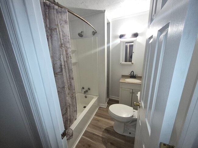 Photo - 460 Stuart St