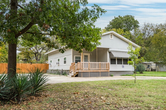 Photo - 112 Queenswood Dr