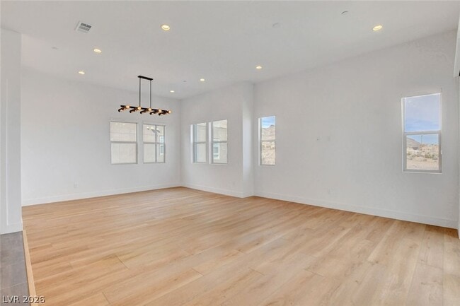 Photo - 670 Grey Saker St