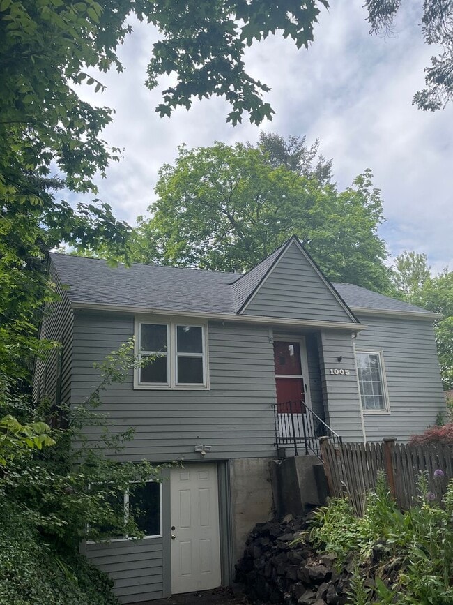 Photo - 1005 NE D St