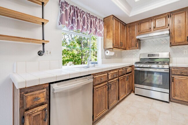Photo - 426 Algonquin Dr
