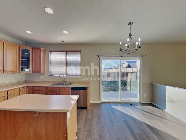 Photo - 12865 Roslyn St