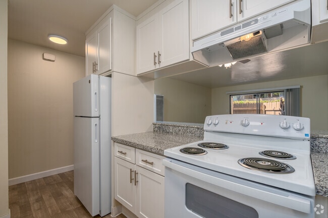 2BR, 1BA - 950 SF - Kitchen