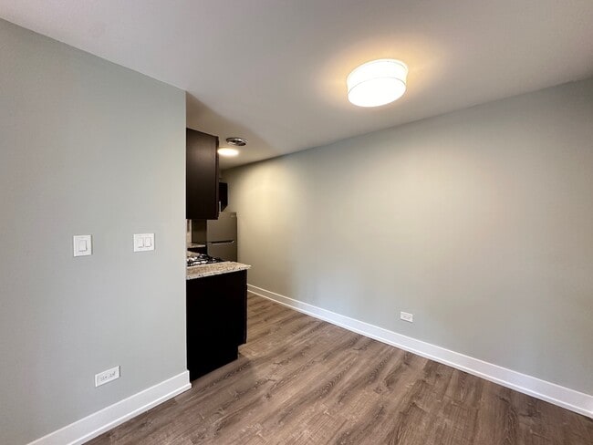 448 W Barry Unit 804