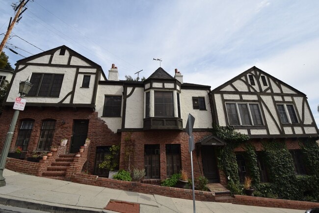 Building Photo - 2062 Argyle Ave Rental