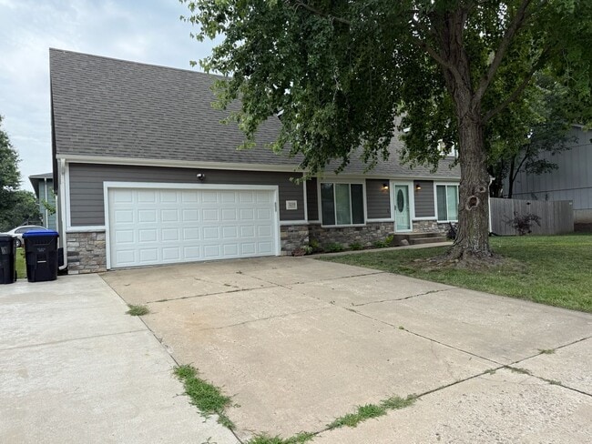 Building Photo - 4 bedroom 2.5 bath near Lake Shawnee Rental